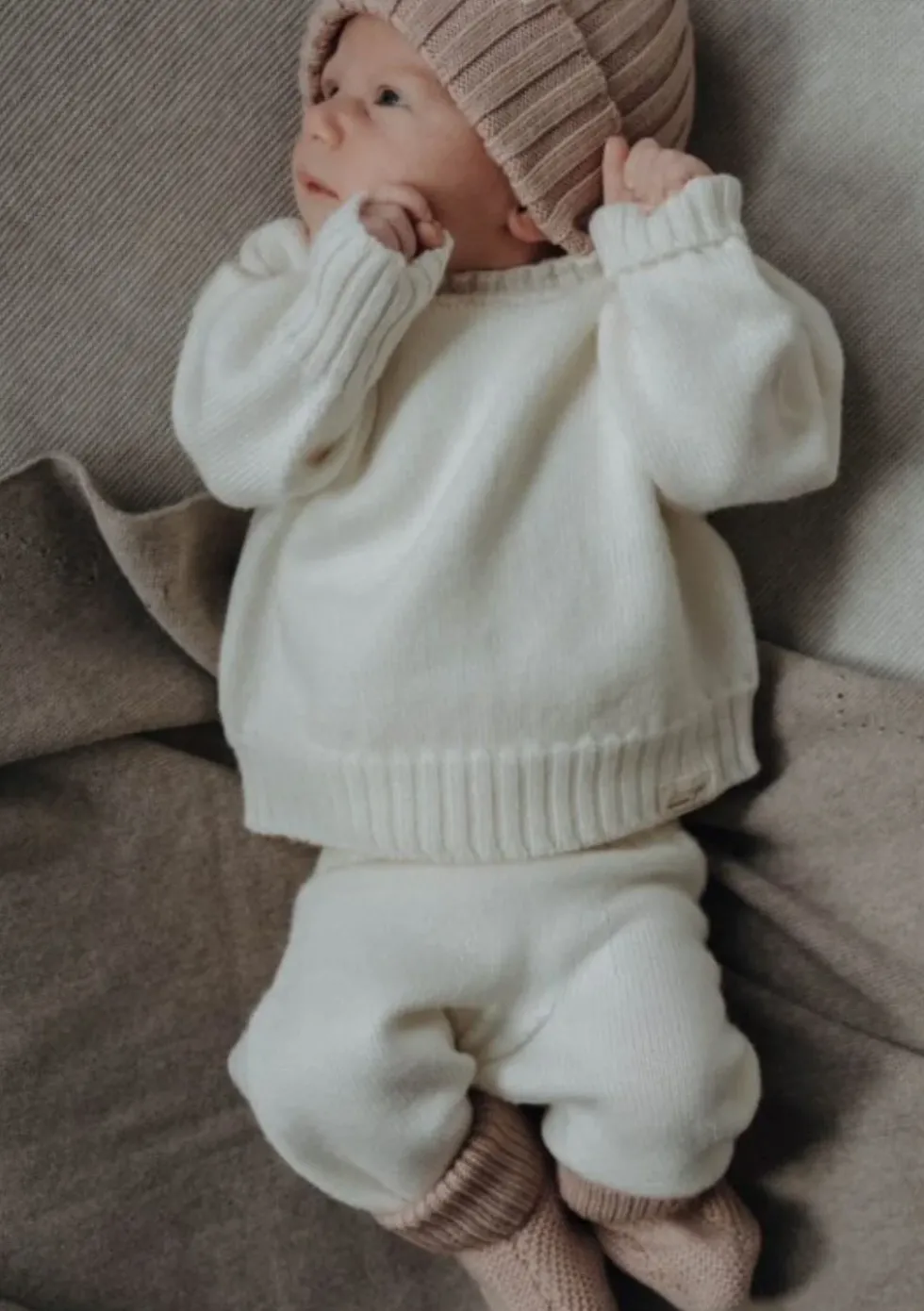 Gestrickte Babyhose zum Mitwachsen puder